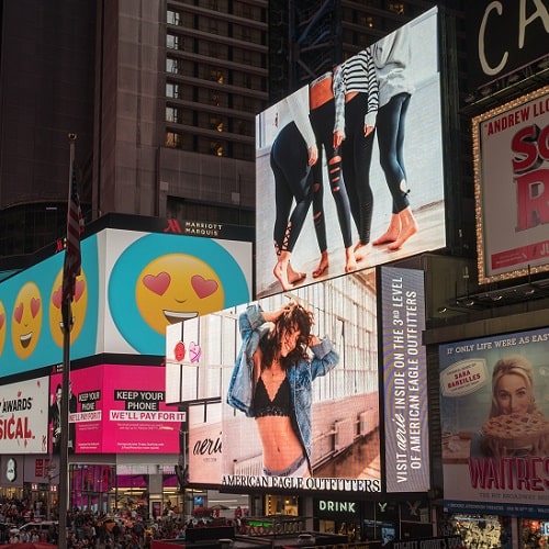 Combinare advertising tradizionale e online per campagne di successo